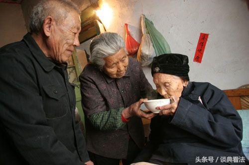 長女霸占父母房子剋扣生活費，小女兒主動養二老，老人卻這樣做