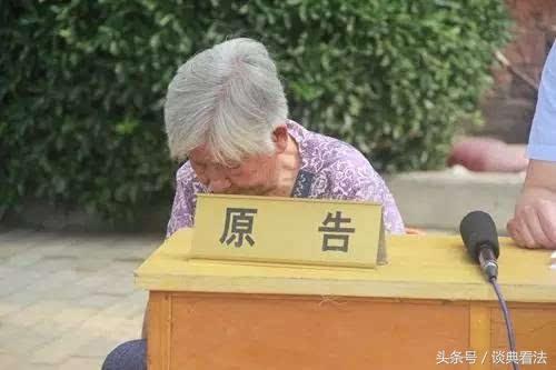 長女霸占父母房子剋扣生活費，小女兒主動養二老，老人卻這樣做