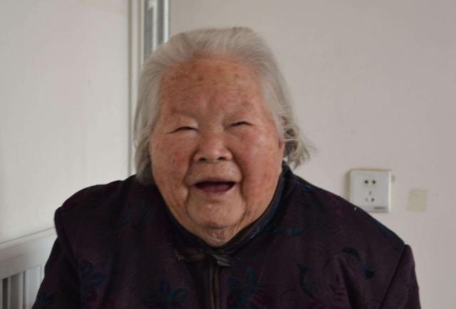 嫂子生兒子婆婆給十萬，我生女兒她一分不給，五年後她的報應來了