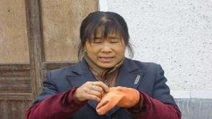 母親向女兒借一百路費，女婿讓寫欠條，打開欠條，母親淚目