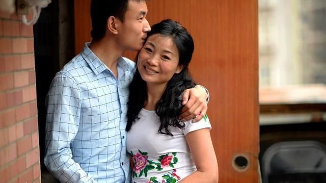 妻子去世俺再婚，收拾房間瞥見曾經甜蜜合照，放大後細看，癱在地