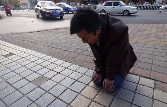 妻子去世俺再婚，收拾房間瞥見曾經甜蜜合照，放大後細看，癱在地