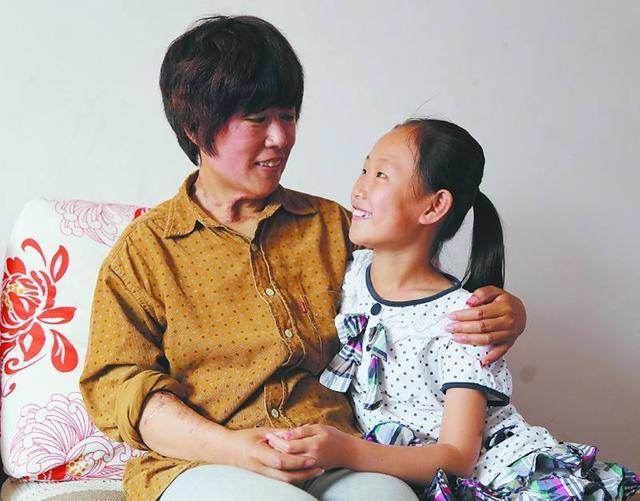 妻子離婚後懷孕，獨自撫養孩子，5年後家中來了貴人，愣住了