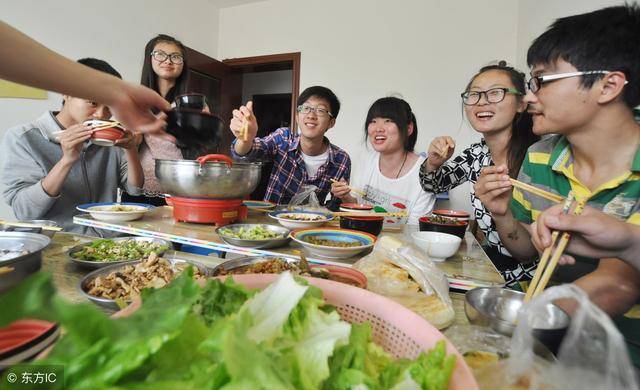 過年單位發兩萬年終獎，我偷偷給母親五千，隔天我的婚姻結束了