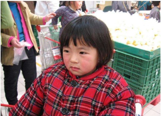 8歲女童逛超市衣服很鼓，店員懷疑偷竊，解開衣服眾人淚目