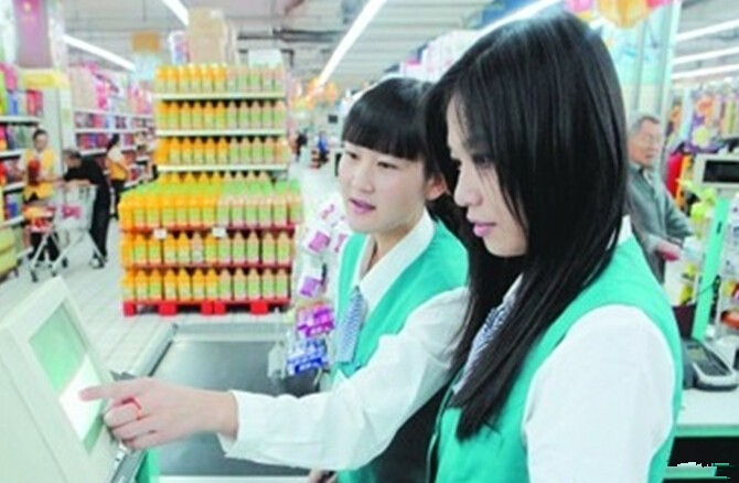 8歲女童逛超市衣服很鼓，店員懷疑偷竊，解開衣服眾人淚目