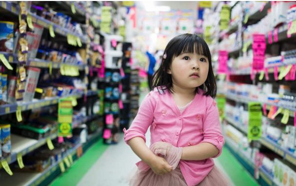 8歲女童逛超市衣服很鼓，店員懷疑偷竊，解開衣服眾人淚目