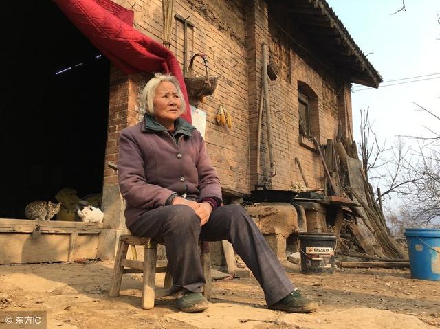 八十歲老人殺兩頭豬準備過年，可兒女都忙回不了，老人舉動太解恨