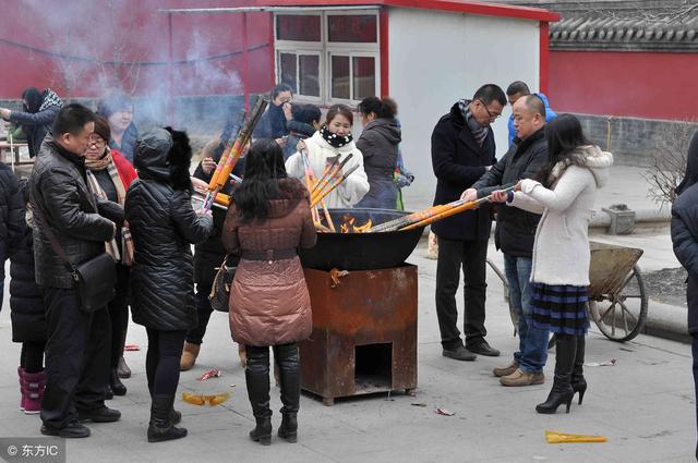 八十歲老人殺兩頭豬準備過年，可兒女都忙回不了，老人舉動太解恨