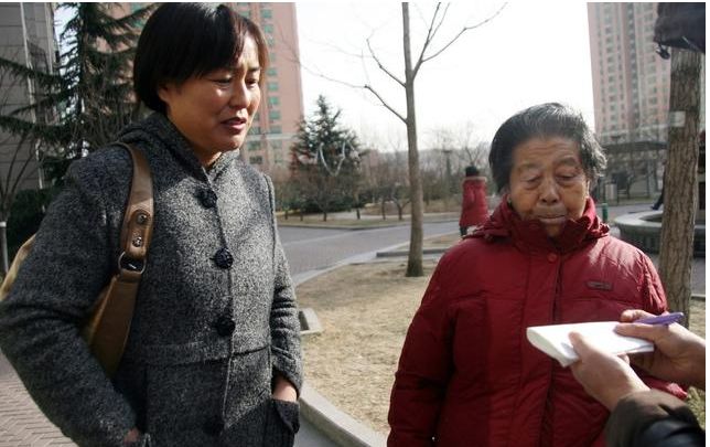 大兒子生雙胞胎困難，老太卻把動遷款給小兒子，順路去大兒家癱地