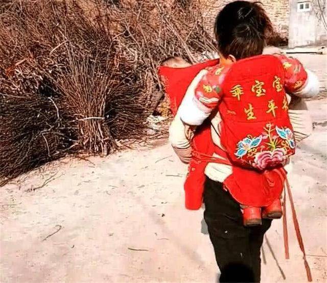 妻子生下三胞胎2個月，丈夫外出打工，一年後回家看到的場景哭了
