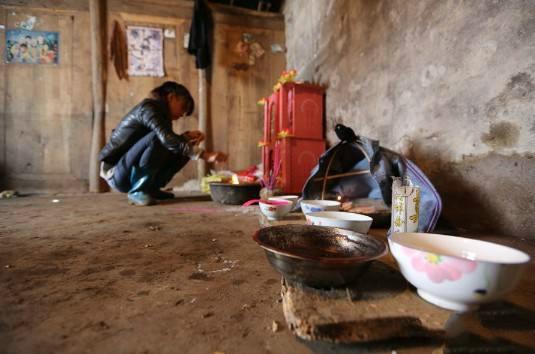 妹夫去世三年妹妹不肯改嫁 看見外甥吃的東西我哭著做了個決定
