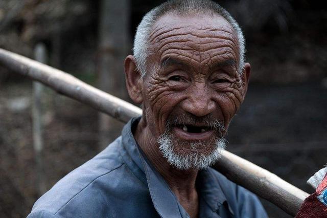 老人癱瘓後兒媳悉心照顧十年 丈夫打工回來一番話卻讓全家炸鍋