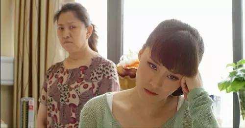 寶媽每次喂奶都要反鎖屋門，婆婆起疑偷看，當場情緒失控