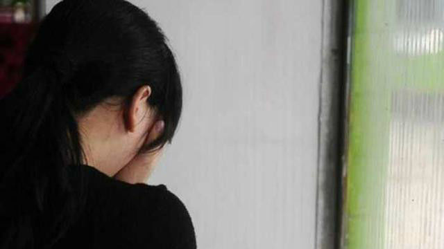 丈夫從水裡救起個人，三天後樓下開來排豪車，妻子一瞧，奪門而逃