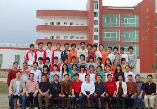兒子走丟兩年，俺領養個女孩，18年後看到女兒高中畢業照傻住
