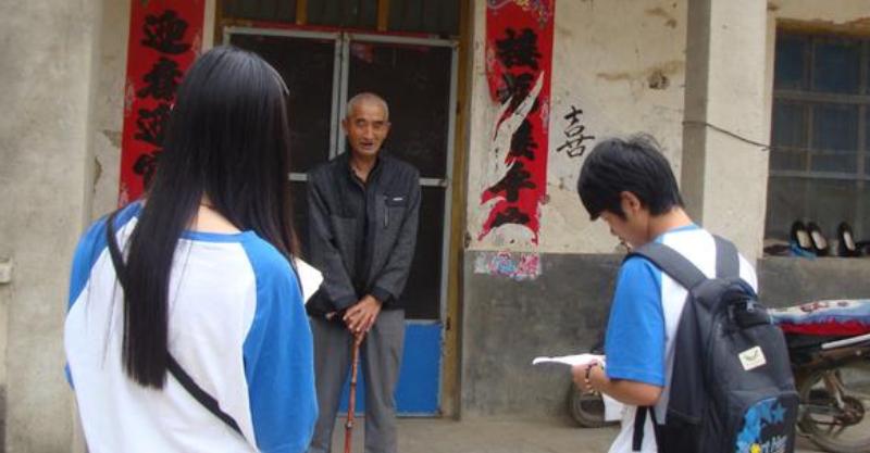 女子離婚十年，兒子考上大學給父親報喜，晚上收到銀行簡訊她哭了