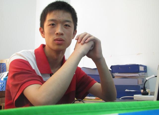 女子離婚十年，兒子考上大學給父親報喜，晚上收到銀行簡訊她哭了