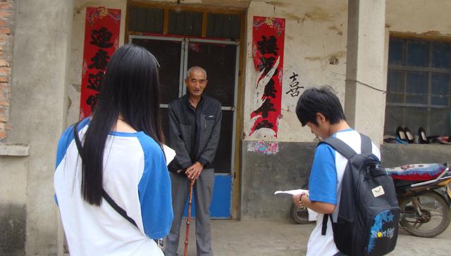 女子離婚十年，兒子考上大學給父親報喜，晚上收到銀行簡訊她哭了