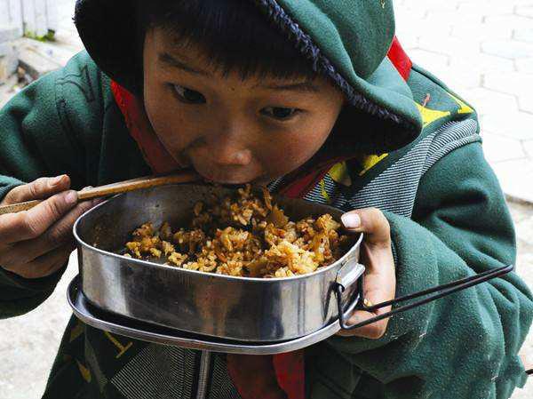 奶奶只給孫子吃醬油拌白飯 背後的真相卻讓人落淚