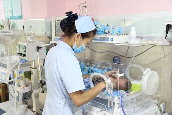 孕婦十月懷胎卻天天在打麻將，看到孩子出生後，醫生嚇得腿發軟