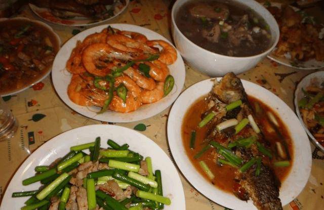 懷孕後老公再沒讓我做過飯，直到有天，收垃圾大嬸哭著叫我快離婚！