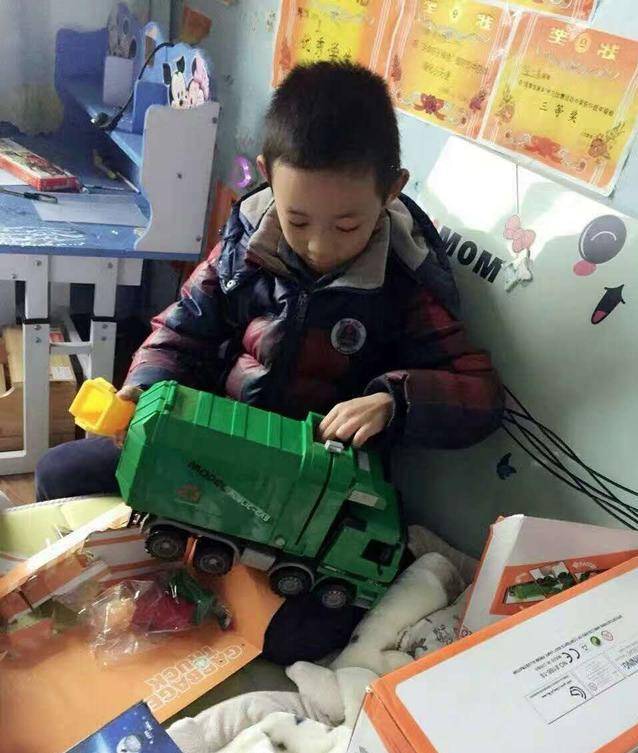孩子問我聖誕老人是不是假的，我該怎麼回答？這位爸爸的做法太棒