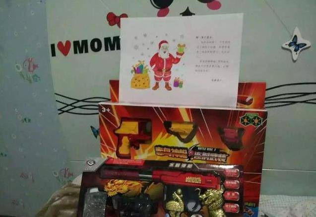 孩子問我聖誕老人是不是假的，我該怎麼回答？這位爸爸的做法太棒