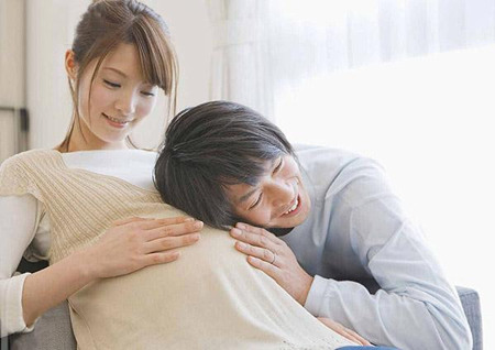 他聽見孕妻的肚子「傳來胎兒笑聲」嚇得兩眼發直！醫生一聽嚇壞：「胎兒可能不保了...」