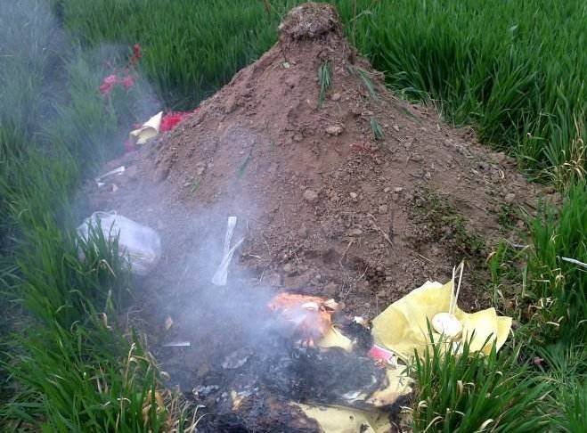 故事：老婆走了三年，老公聽到墳裡傳來琵琶聲，挖開墳墓一看，淚流滿面