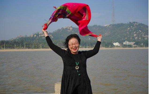 老太讓兒子自力更生，把房產過戶閨女，去兒子家過年，癱地