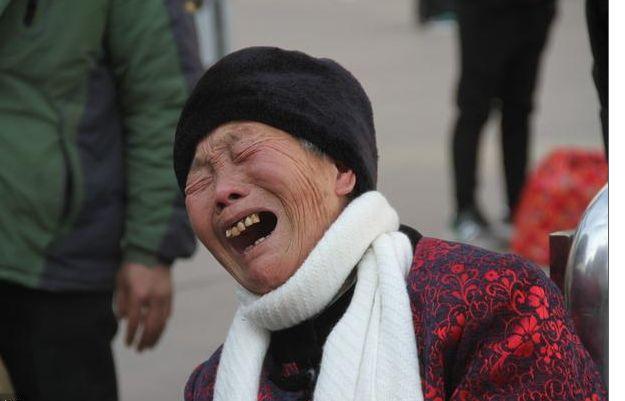 老太讓兒子自力更生，把房產過戶閨女，去兒子家過年，癱地