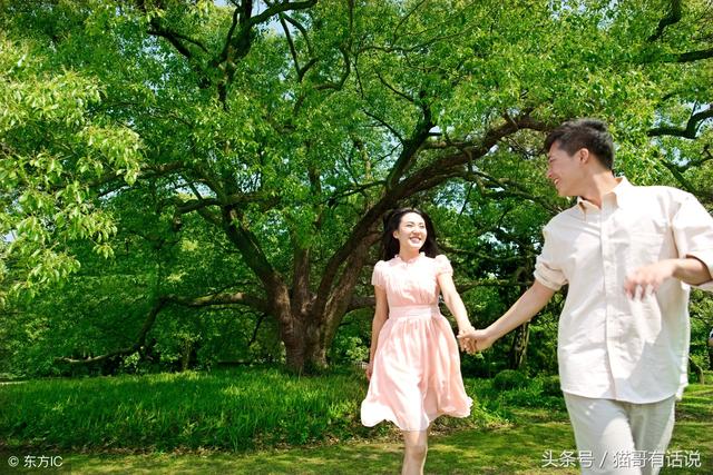 女孩帶窮男友回家，母親拉著男友手不放開，母親：沒錢也嫁