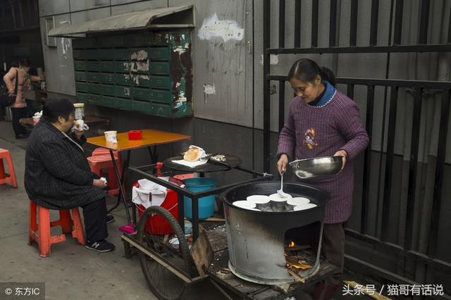 女孩帶窮男友回家，母親拉著男友手不放開，母親：沒錢也嫁
