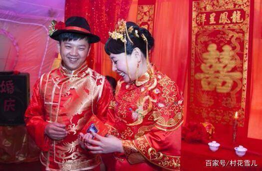 村婦收留拾荒老太，還花9萬救她一命，老人三個兒子開豪車來感恩