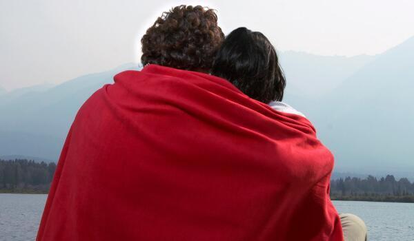 60歲母親分家產，百萬存款和一套房，兩個兒媳說：誰要誰倒霉