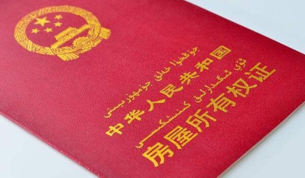 60歲母親分家產，百萬存款和一套房，兩個兒媳說：誰要誰倒霉