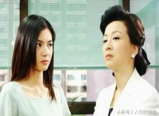 離婚後帶著女兒回娘家，看到弟媳給老媽的簡訊，我哭著離開家！