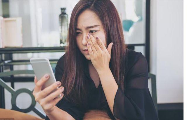 骨折沒好利索，老公逼俺春節去婆家，看到小姑子錯發信息，俺失控