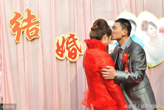 回老家給婆婆過生日，廚房外聽到對話，含淚做一決定
