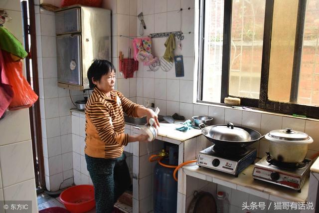 回老家給婆婆過生日，廚房外聽到對話，含淚做一決定