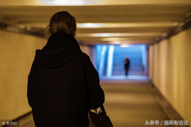 女子嫁給窮小伙，5年後家裡來個陌生人，女子傻了半天