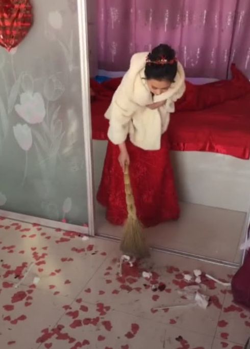 婚禮結束，新娘打掃房間，看到露出的正臉，網友：賺大了