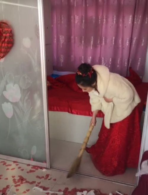 婚禮結束，新娘打掃房間，看到露出的正臉，網友：賺大了