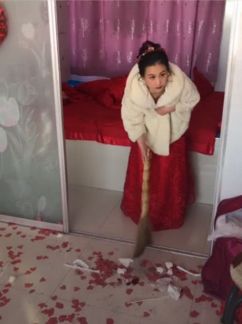 婚禮結束，新娘打掃房間，看到露出的正臉，網友：賺大了