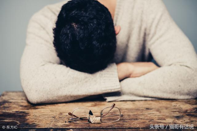 前女友住院，我偷偷送去5萬，第二天看到桌上的紙條，我怔住了