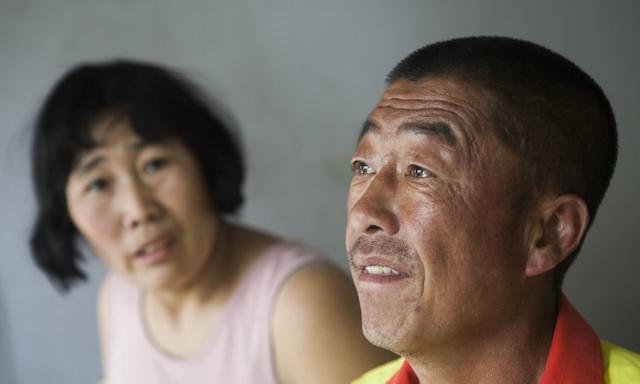 半路夫妻恩愛有加，丈夫經常給妻子個擁抱，掀開衣服叫人心疼