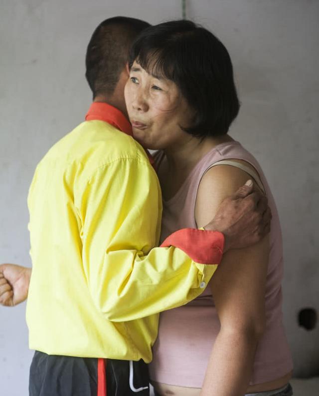半路夫妻恩愛有加，丈夫經常給妻子個擁抱，掀開衣服叫人心疼