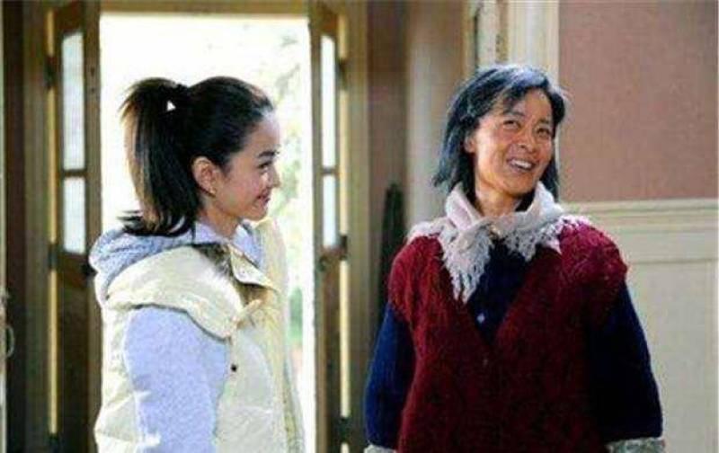 我離婚當天，母親不許我和三歲女兒進門，15年後，母親向我求助