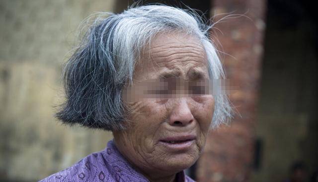 兩兄弟為念大學鬧矛盾20年沒見，弟弟生大病，侄女才說爸爸早已不在了